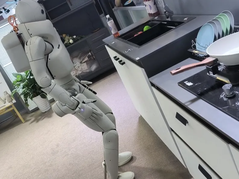 逛完WAIC，发现AI也在“找工作”