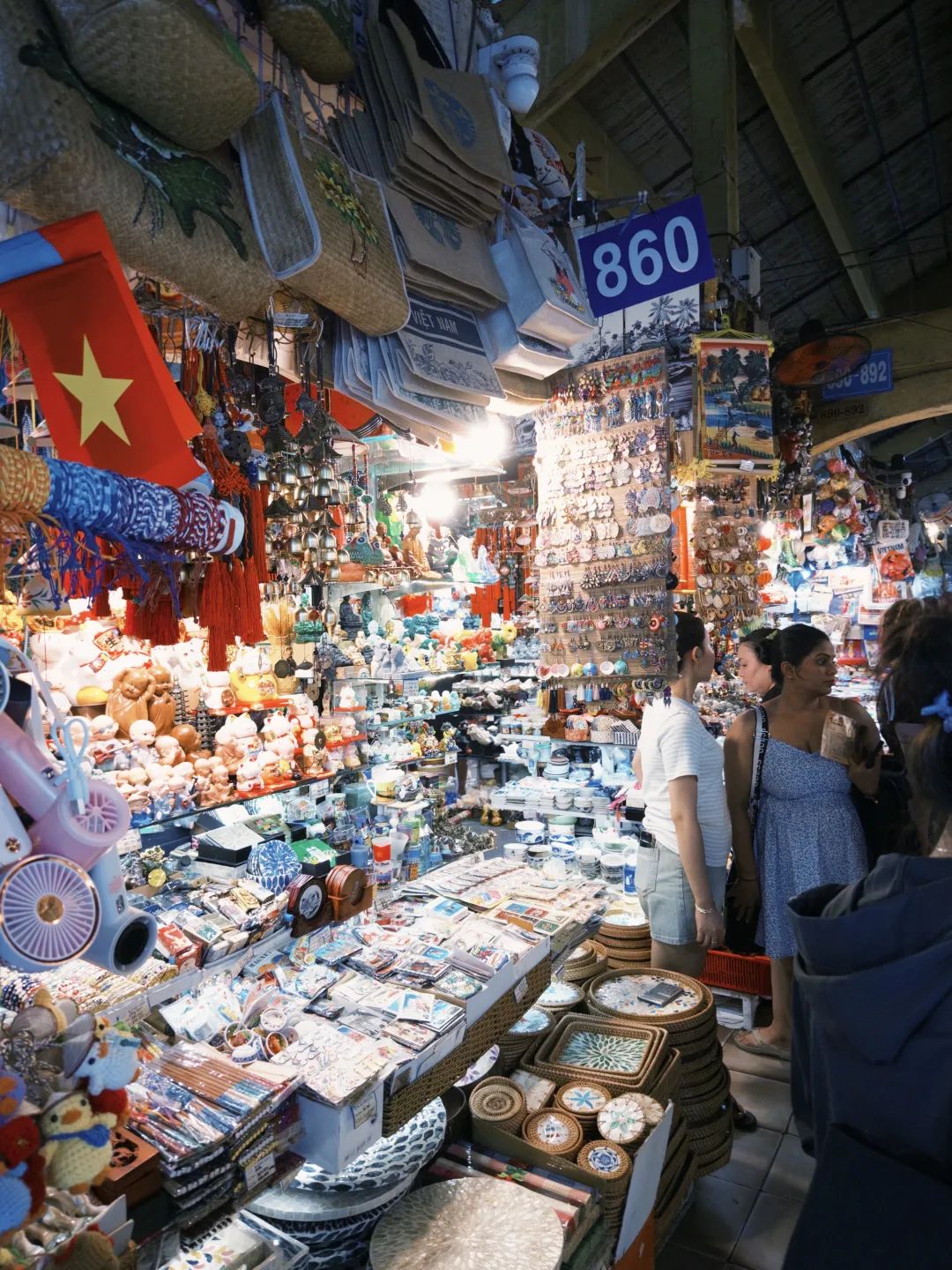 这个东南亚国家闷声发财：一边赚美国钱，一边怕中国影响