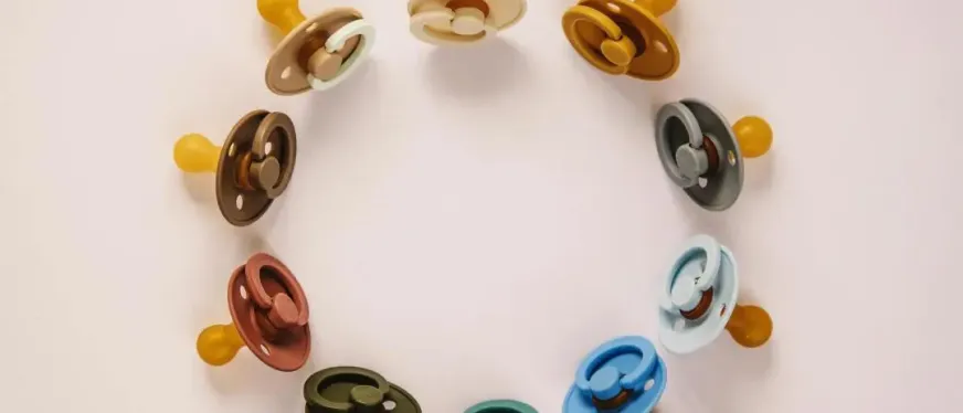 从成人奶嘴到“爆炸”摆件，这些小物件为何能卖爆全球？