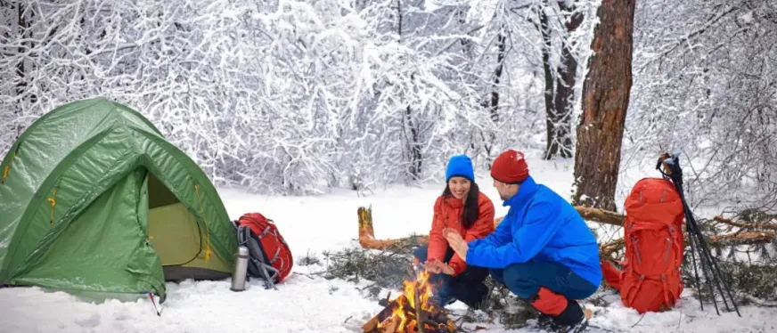 欧美秋冬露营热催生装备爆单:充电暖手宝月销12万件,保暖靴服溢价达百美元