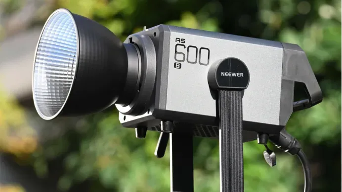 摄影配件品牌NEEWER年销破亿:靠亚马逊+独立站双渠道,2000款产品覆盖全球100国