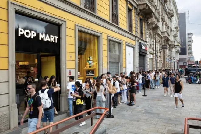 排队千米、斗殴停售、溢价877%！这只中国小怪兽如何让全球年轻人疯狂？