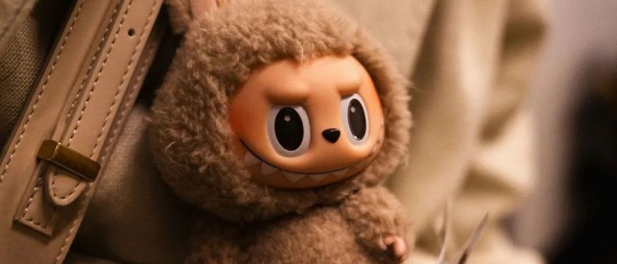 排队千米、斗殴停售、溢价877%!这只中国小怪兽如何让全球年轻人疯狂?