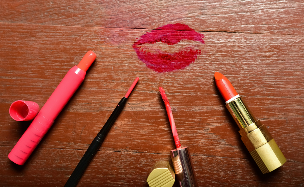 懒人美妆引爆跨境：国货眼线笔 3 个月爆卖 18 万件，TikTok 懒人经济选品指南！