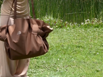 轻轻一拉,毯子秒变手提包,这个独立站在海外卖脱销了