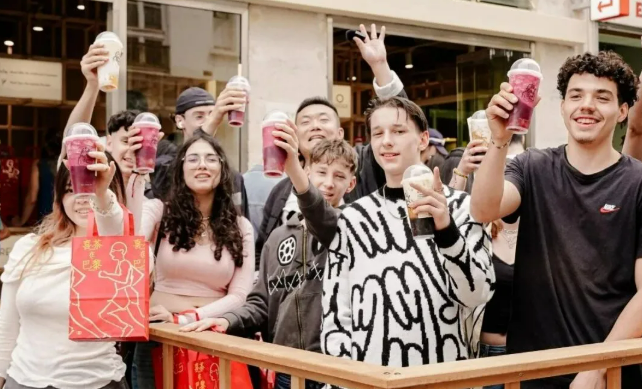 新茶饮出海 “破圈”:从 70 万杯爆款到文化输出,中国味道如何征服全球味蕾?