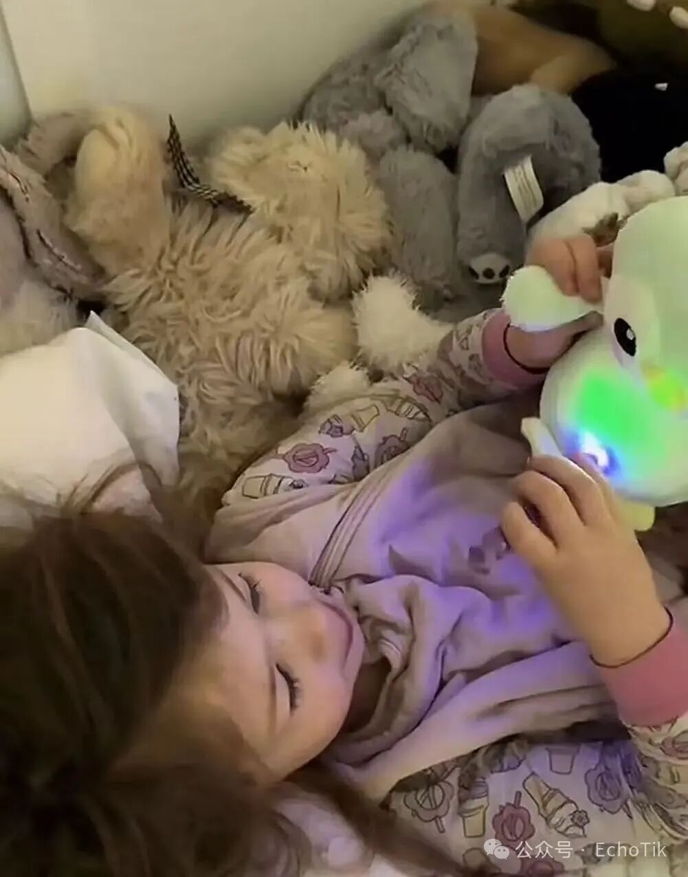 一天狂卖120万！这个“发光”玩具，如何靠“魔法”刷屏TikTok？