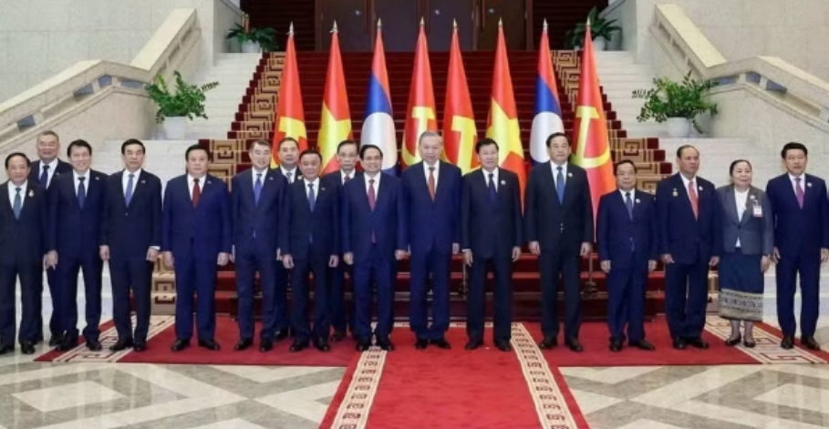 越南总理访老挝，双方签署11份合作文件并设定百亿美元贸易目标