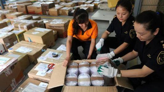 16950只假货被缴！泰国警方突查违规进口商品仓库