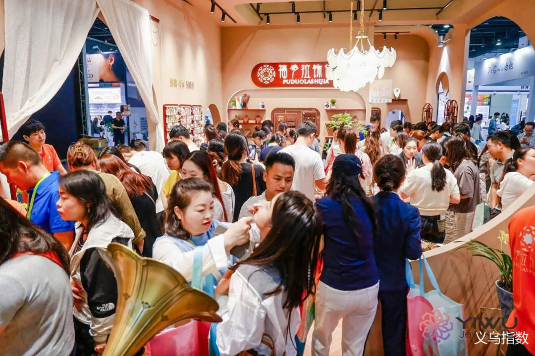 图片 “月更千款”的爆单密码!揭秘义乌饰品如何用“快反+全链”统治全球