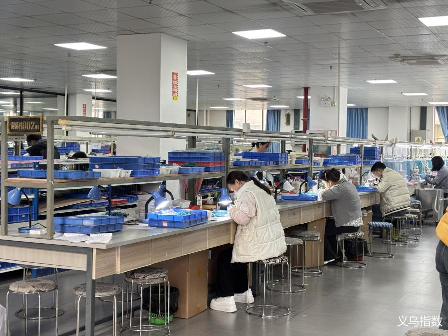 图片 “月更千款”的爆单密码!揭秘义乌饰品如何用“快反+全链”统治全球