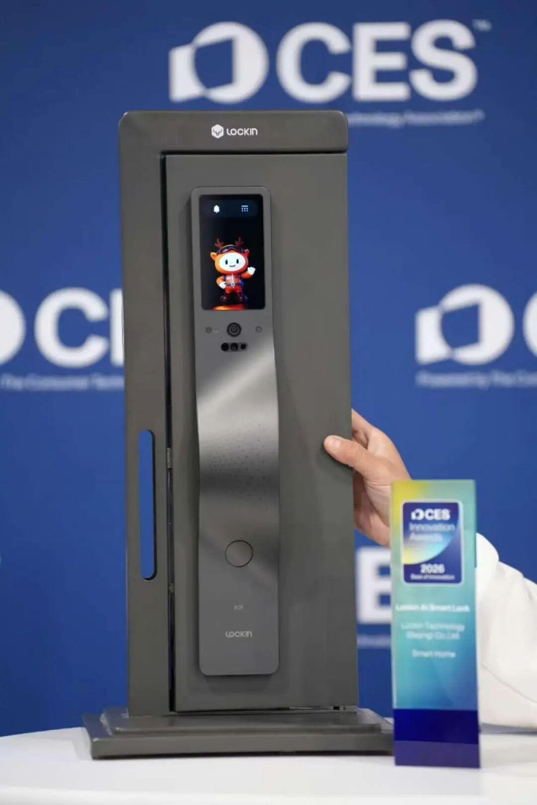 CES变成中国科技秀：机器人跳舞、熊猫获奖、眼镜会说话