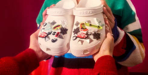 從“最糟發明”到年銷33億美元：Crocs如何靠Ugly Chic征服Z世代？