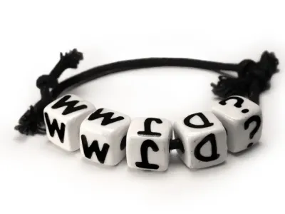 4个字母引爆 TikTok！义乌手链出海爆卖 4.5 万件！