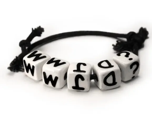 4个字母引爆 TikTok！义乌手链出海爆卖 4.5 万件！