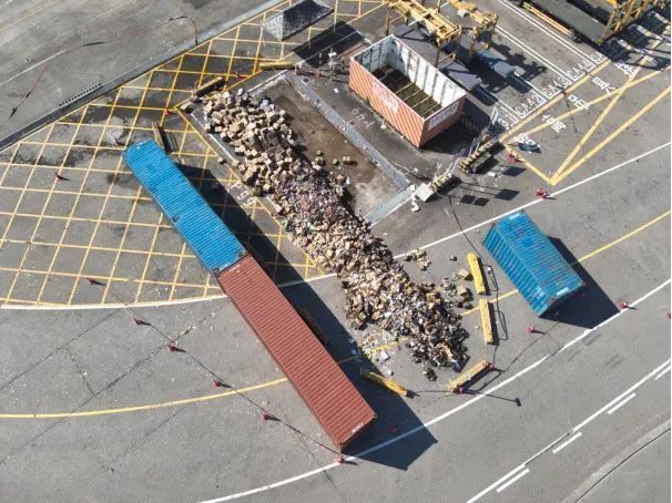 集装箱被烧毁！又是这类货物...