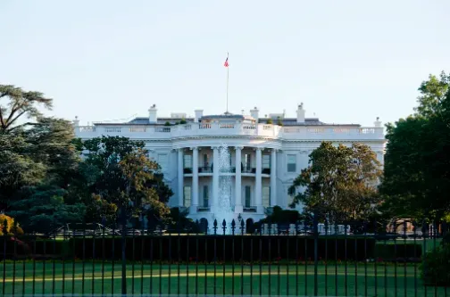 北美关税战按下暂停键背后：特朗普的“极限施压”与三国利益链的生死博弈！