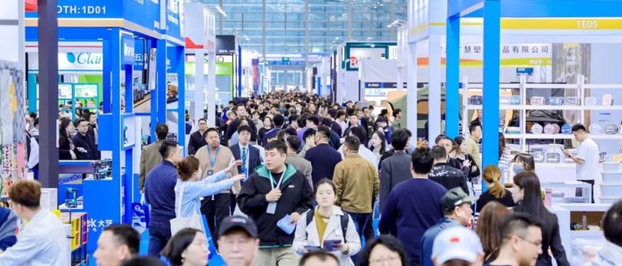 人头攒动！超13万人次涌进展馆，第四届CHWE出海网跨境电商展首日圆满成功！