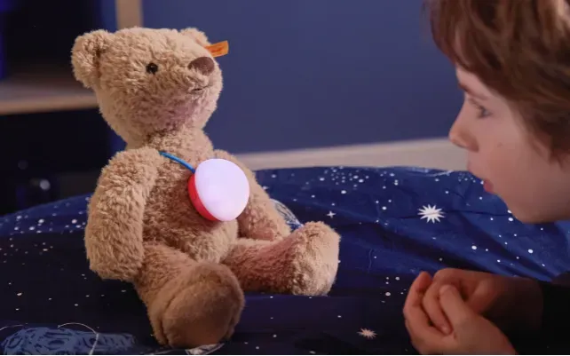 深圳AI玩具品牌Haivivi出海半年售25万台:BubblePal挂件玩具融合AIGC与IP授权,年销售额破亿