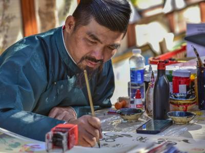 老外“China Travel”带火跨境商机：非遗折扇海外溢价26倍，汉服、智能硬件、文创单品需求暴涨