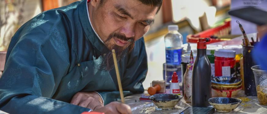 老外“China Travel”带火跨境商机：非遗折扇海外溢价26倍，汉服、智能硬件、文创单品需求暴涨