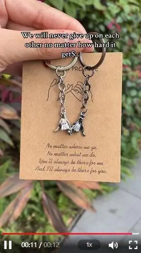 TikTok情侣钥匙扣卖了55万，“拉钩”的浪漫狠狠拿捏老外