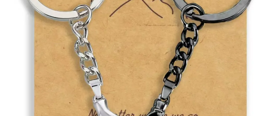 TikTok情侣钥匙扣卖了55万，“拉钩”的浪漫狠狠拿捏老外