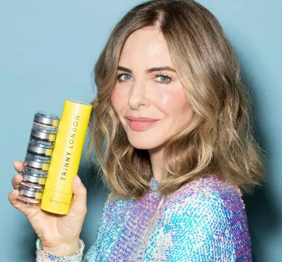 Trinny London七年创2.5亿估值：靠“反年龄焦虑”切入35+女性市场，Miracle Blur唇膏23秒售一瓶