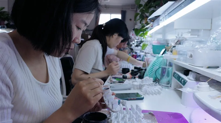 How an Eastern China county turns press-on nails into gold? - City News Service 卖水晶边角料到年销150亿,苏北小县城的穿戴甲成全球爆品