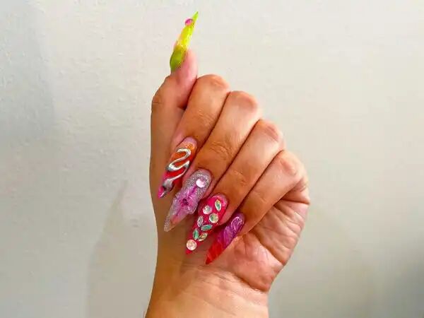 Trying Pre-Painted Press-on Nails for Quick Manicure, Worth It - Business Insider 卖水晶边角料到年销150亿,苏北小县城的穿戴甲成全球爆品