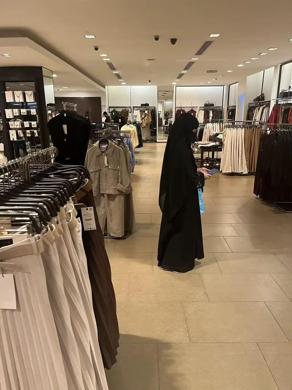 沙特时尚市场迎爆发：沙特女性经济独立推动时尚增长，Z世代愿为国潮付溢价