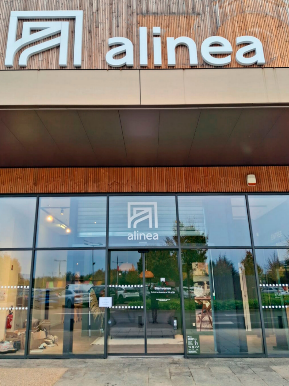 4年亏掉8个亿，又一巨头跌落神坛