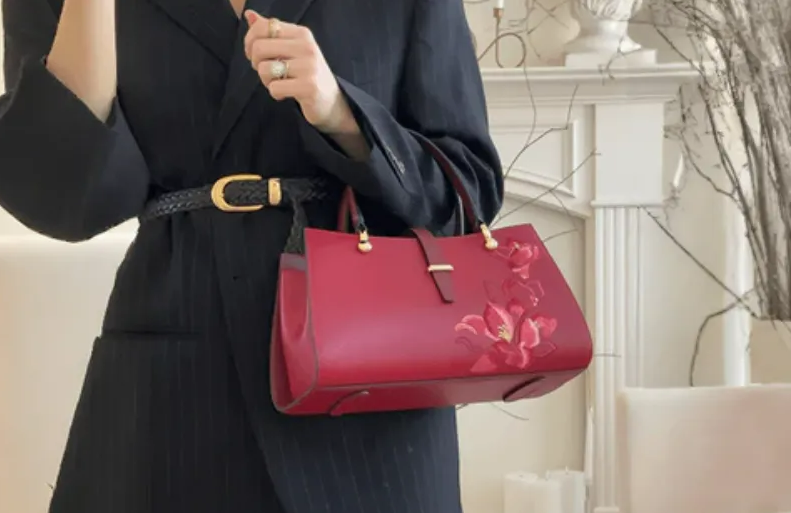 留学生女孩把中国刺绣做成轻奢包包,价格直接翻10倍!