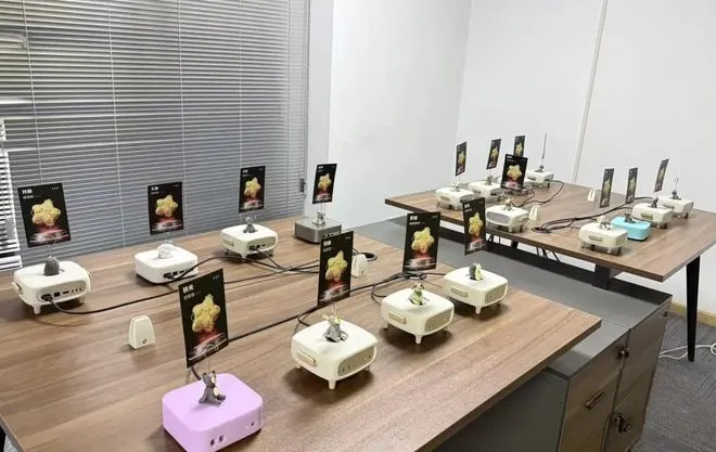 图片 上四休三,11个人靠一张卡片一年狂赚5个亿