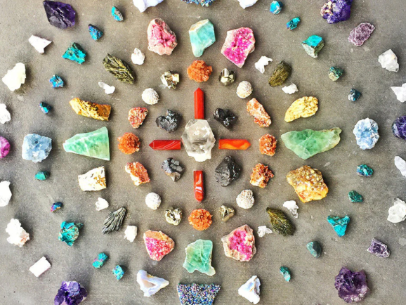 几颗石头爆卖1700万，小众水晶画做成发财大生意 | 行业热点