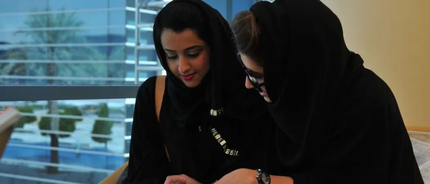 中东「她经济」的隐秘崛起：黑袍下的消费力量与商业新机遇