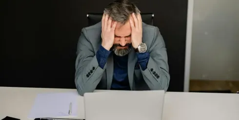 失血120亿，“价格屠夫”扛不住了