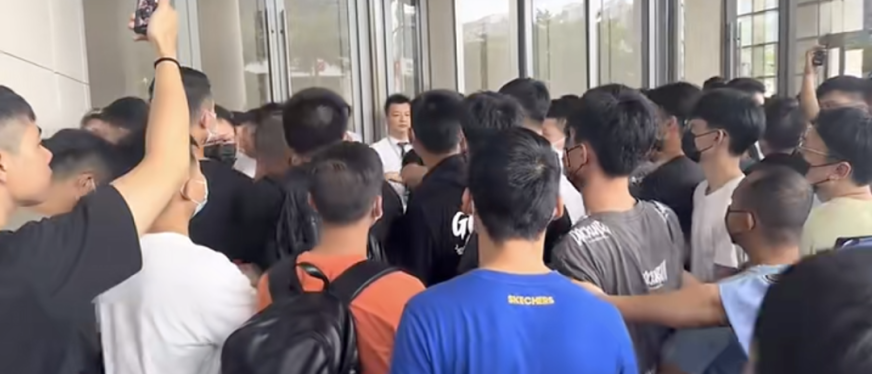 扛不住高额罚款,上百商家围堵了Temu大楼