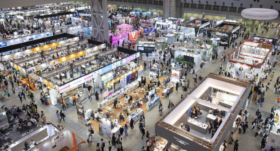 展会现场图 东南亚展会主通道展位比角落贵30%!值得溢价预订吗?内行人算清这笔账