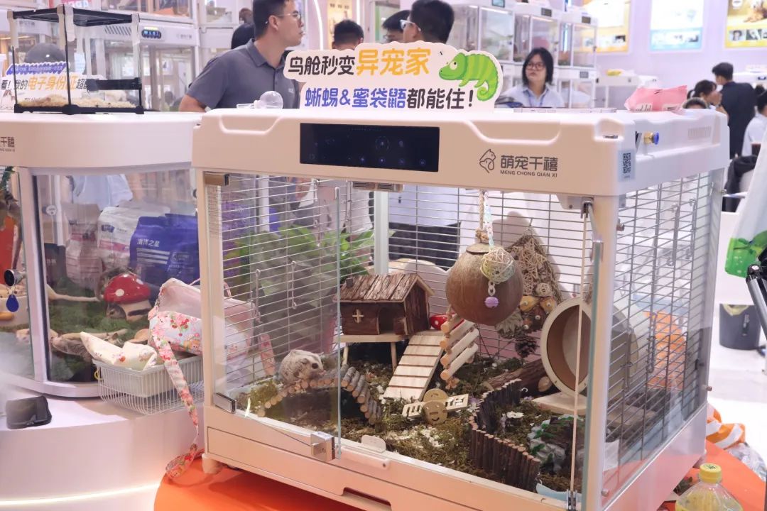 智能宠物舱市场爆发：2025年亚宠展新品盘点与技术趋势​