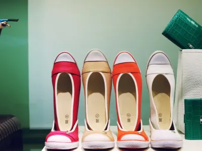 6个塑料瓶做出来的鞋，一双至少卖1万